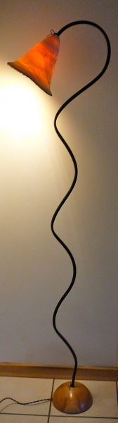 Abat-jour en Frêne translucide, pied en Merisier. H : 1,78 cm.